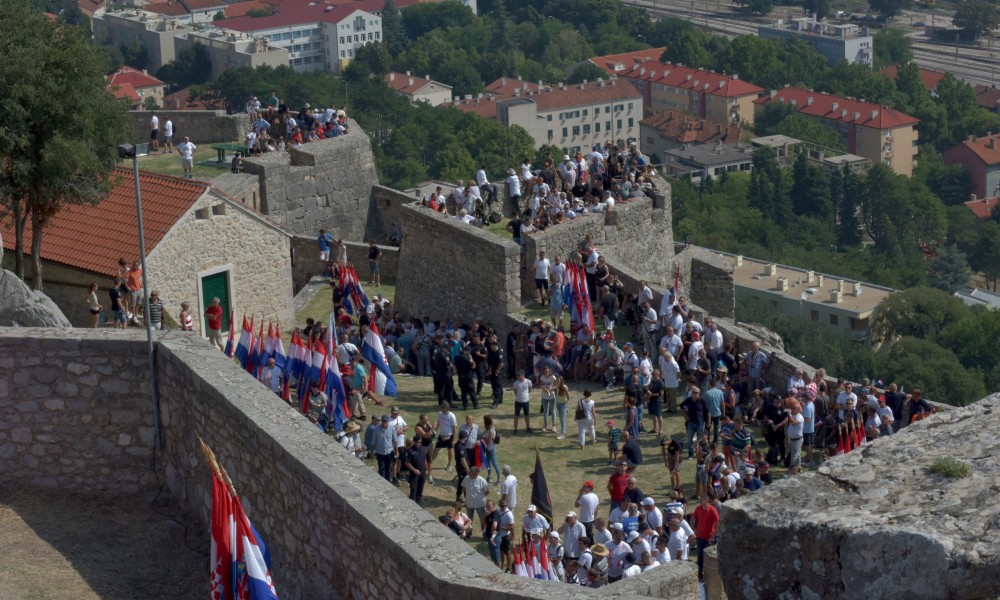 Tri decenije poslije: Kako žive Srbi u Kninu u danima proslave “Oluje”