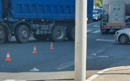 Cisterna udarila ženu: Papuče ostale na asfaltu, semafori ugašeni