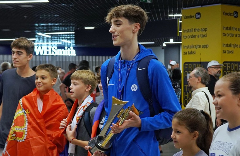 Dočekani velikim aplauzom: Zlatni srpski košarkaški kadeti stigli u Beograd