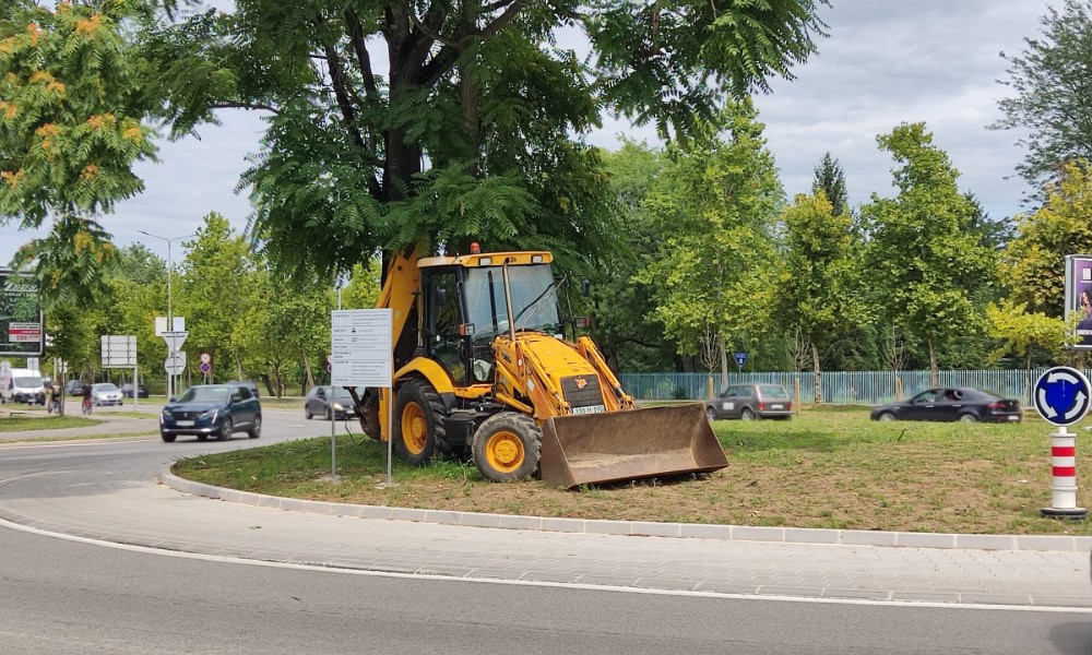 Od Žitija Svetog Save do bagera: Kakav je ovo “ukras” na kružnom toku kod Kampusa? FOTO/VIDEO