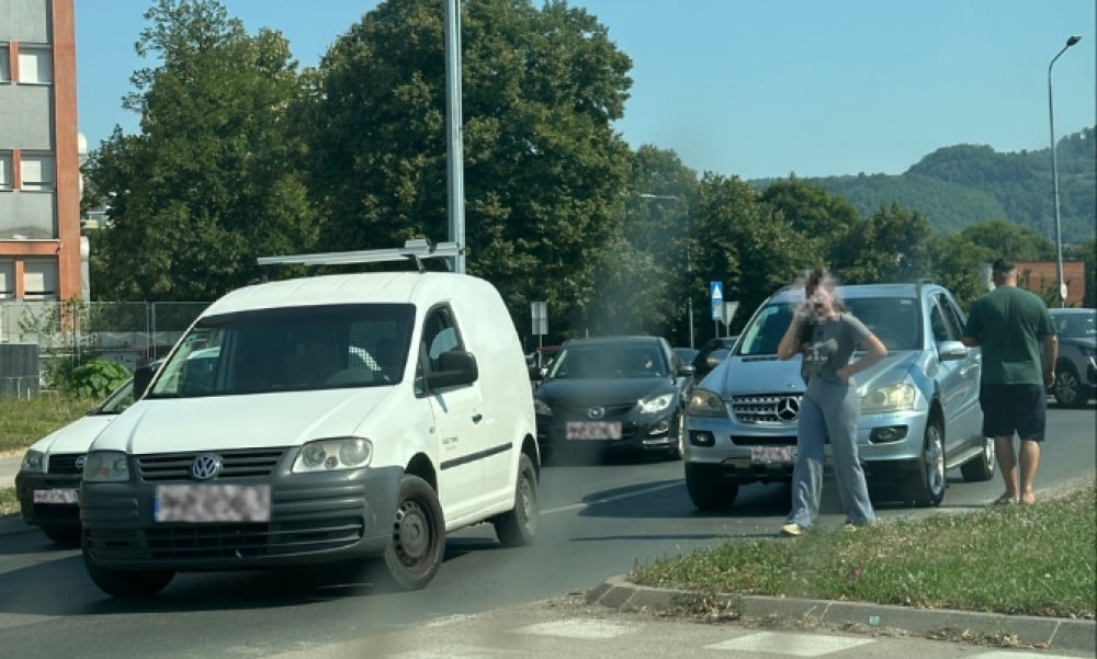 Kolaps u saobraćaju: Sudar u kružnom toku na Laušu, čeka se policija