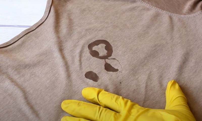 Ne trebaju vam skupi deterdženti: Ovaj sastojak uklanja svaku masnu fleku sa odjeće