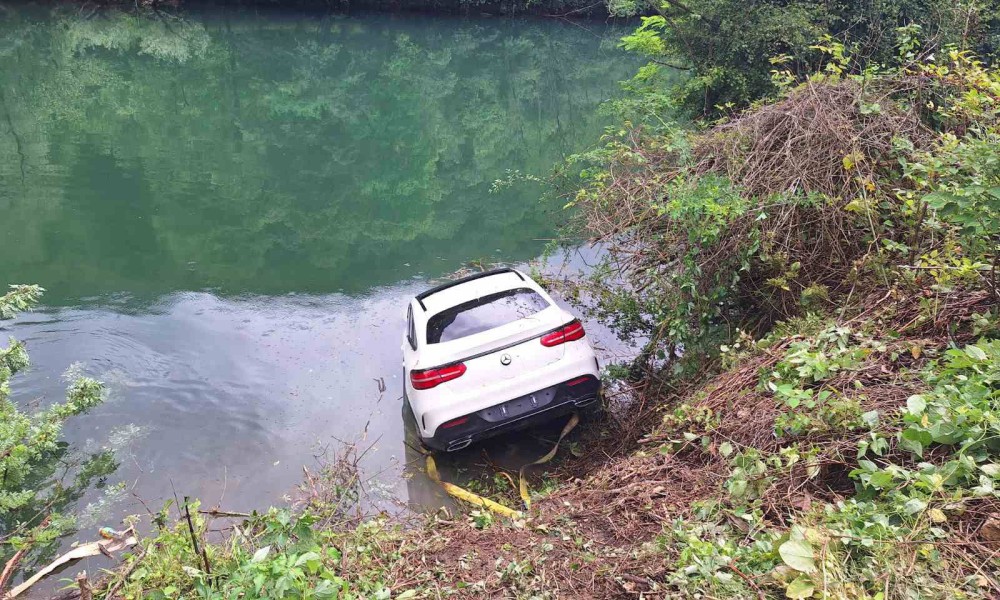 Vatrogasci reagovali: Skupocjeni mercedes završio u Vrbasu FOTO