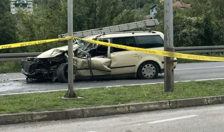 Jedna osoba u bolnici: Težak sudar automobila i kamiona FOTO