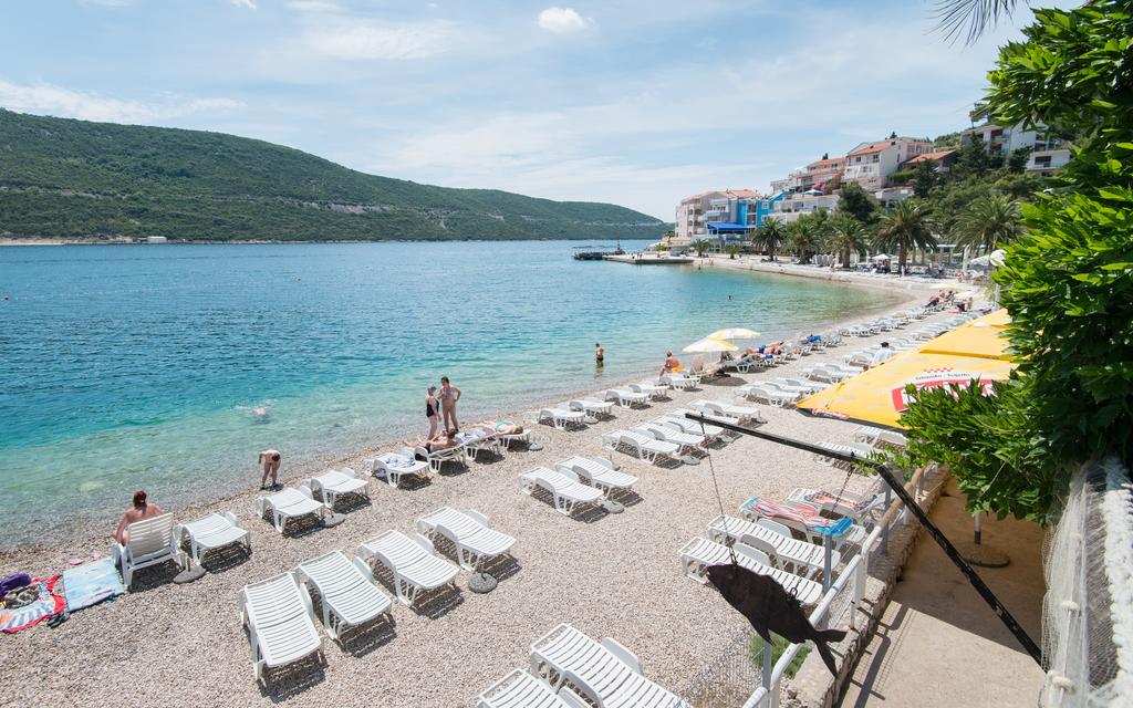 Slučaj izazvao veliku pažnju: Ukradeno pet ležaljki sa plaže u Neumu VIDEO