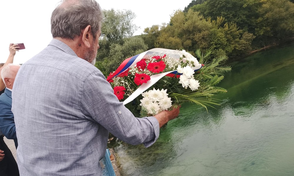 Sjećanja na srpske žrtve u “Oluji”: Sa “Mosta spasa” u Unu spušten vijenac