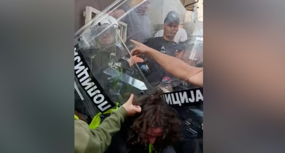 Intervenisala policija: Sukob na blokadi ispred suda u Novom Pazaru VIDEO