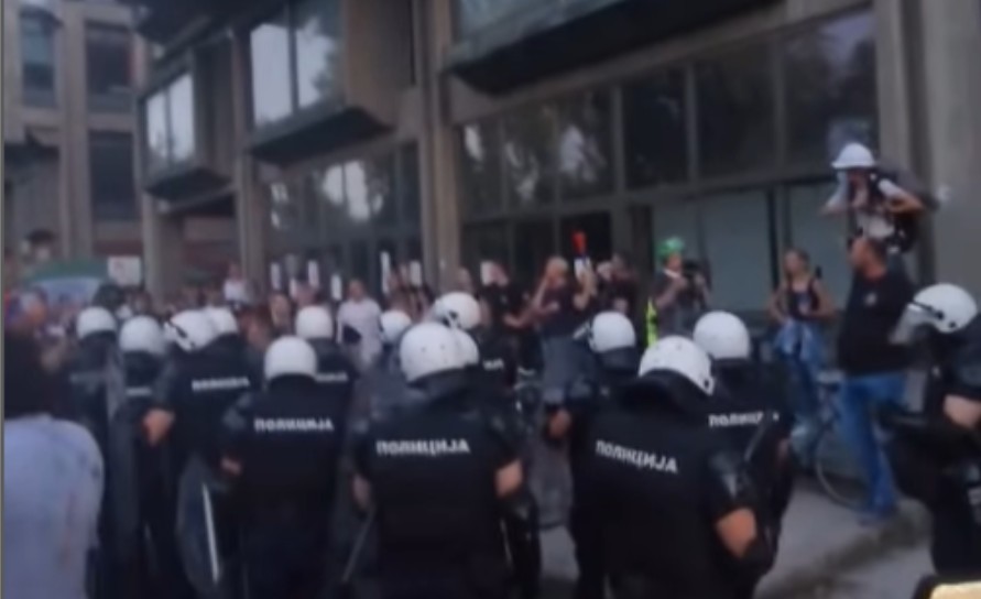 Napeto u Novom Sadu: Dekan pozvao policiju, studenti blokiraju ulaz VIDEO