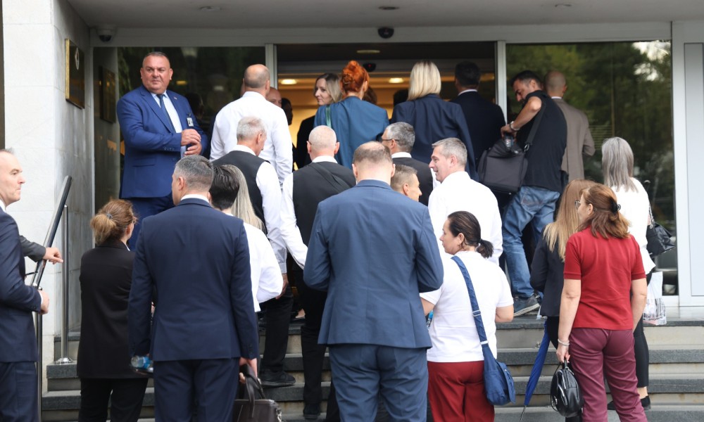 Poslanici i ministri ulaze u zgradu: Dojava o bombi u NSRS bila lažna