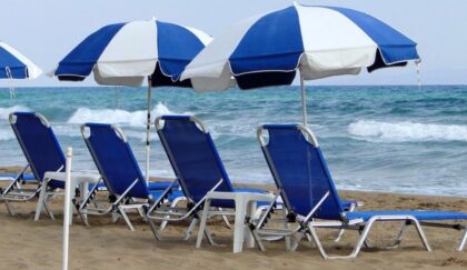Jak vjetar iščupao suncobran: Zario se u nogu djevojci na plaži FOTO