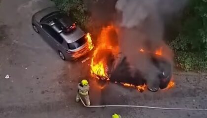 Izgorio automobil, više vozila oštećeno: “Eksplozije se čule nekoliko puta” VIDEO