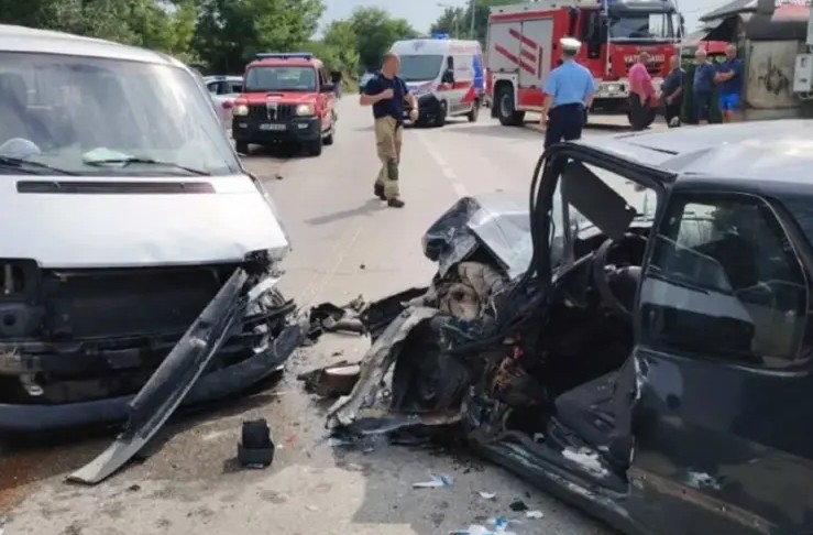 Teška nesreća u Prijedoru: Prednji dio automobila potpuno smrskan