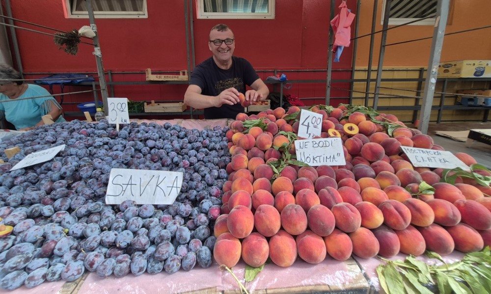Pošto su šljive i zašto i prodavci pišu parole: Ovako je to na banjalučkoj Tržnici FOTO