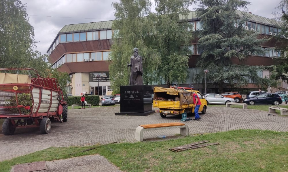 Dobro je kad vlast ponešto i čuje: Nakon “opomene”, stigle nove klupe u centru Banjaluke FOTO/VIDEO