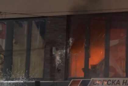 Demonstranti zapalili prostorije SNS-a u Valjevu VIDEO