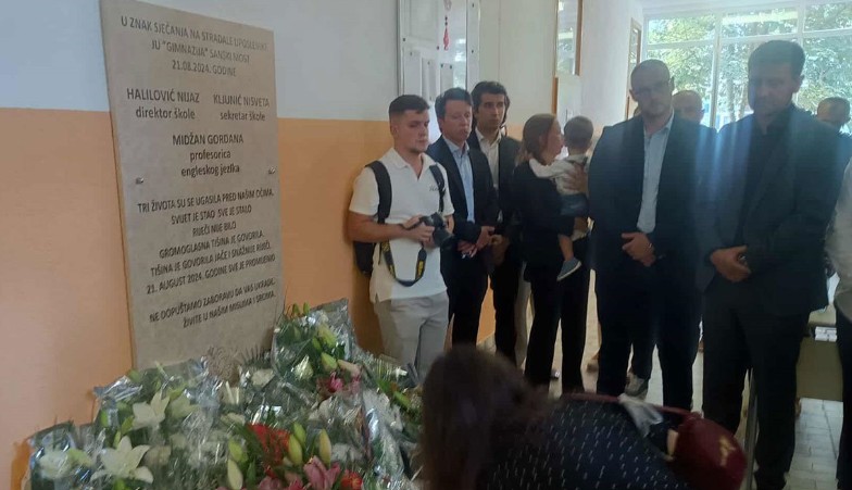 Otkrivena spomen ploča u Gimnaziji u Sanskom Mostu: Žrtve zločina ne smiju biti zaboravljene