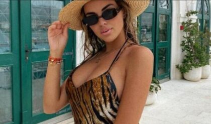 Tračice na bikiniju podigla do struka: Sofija Šašić pozirala u kupatilu FOTO
