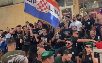 Ovako izgleda Sinj: Ljudi u crnom pjevaju zloglasnu ustašku pjesmu VIDEO