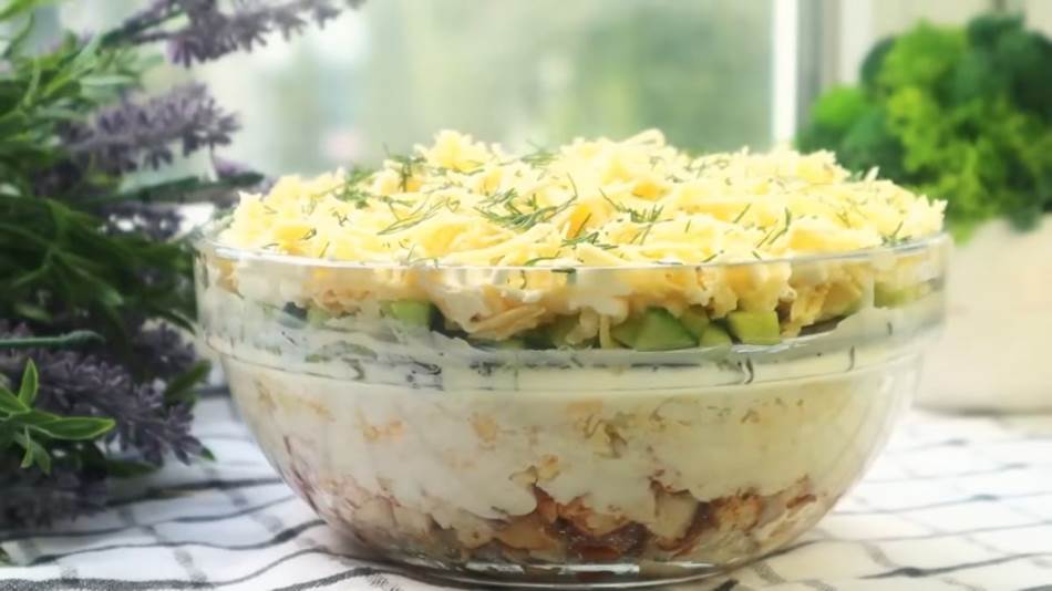 Osvježavajuće jelo: Slojevita pileća salata sa krastavcima i sirom