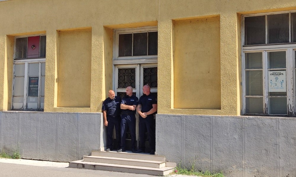 “Pošalji policiju, provaljuju”! Mirna Savić Banjac spriječena da uđe u Sokolski dom VIDEO