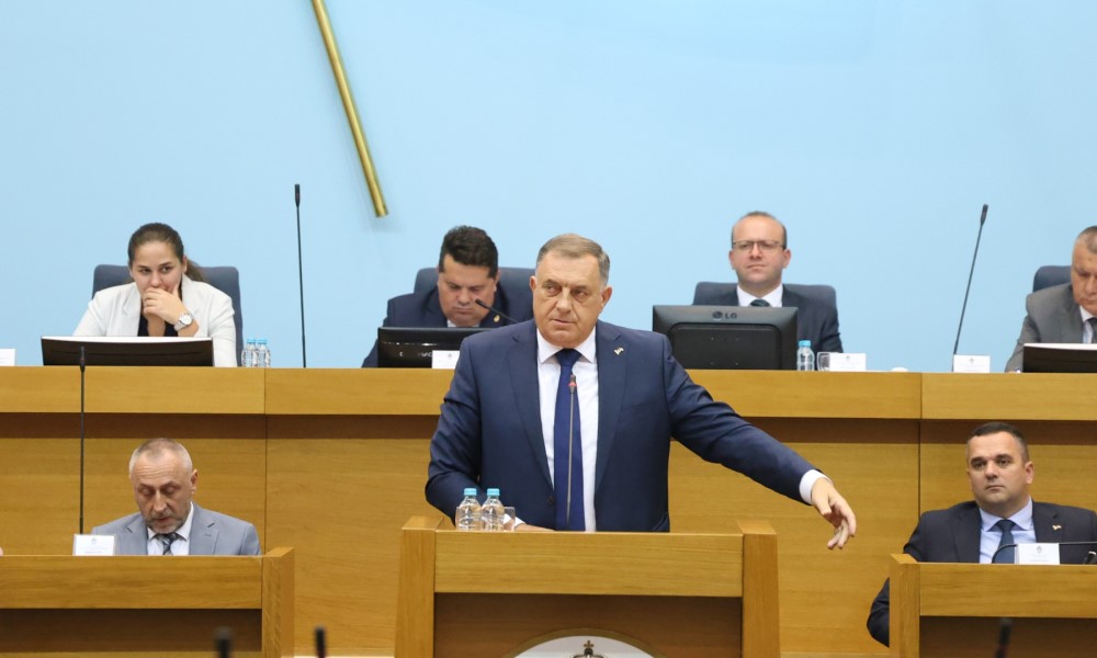 Dodik u obraćanju poslanicima: Niko nema ovlašćenja da nameće zakone