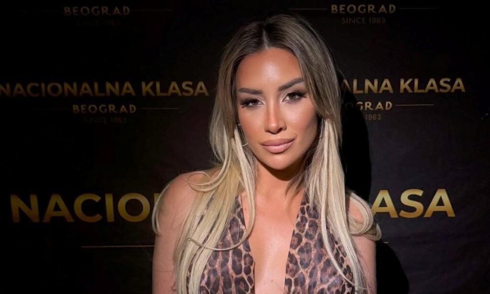 Banjalučkoj pjevačici sjevnula skrivena tetovaža: Ovo je istina o njoj, njemu je posvetila