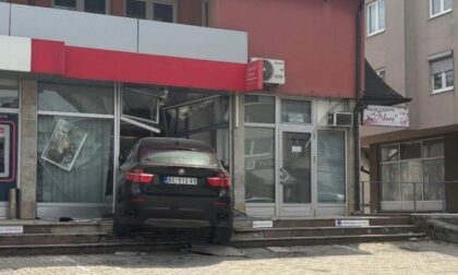 Karambol u Tesliću: BMW-om uletio u banku FOTO