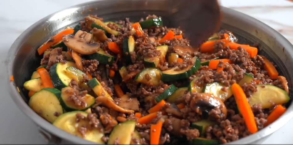 Jelo koje oduševljava sočnim ukusom: Sočne tikvice sa mljevenim mesom u pikantnom sosu