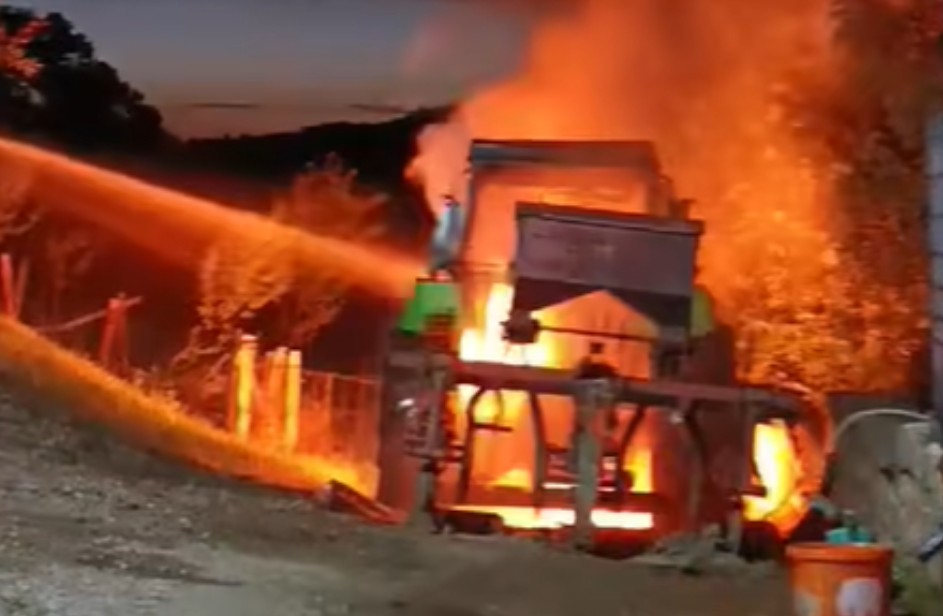 Mašina vrijedna 40.000 KM: Izgorio traktor na imanju u Kalesiji VIDEO