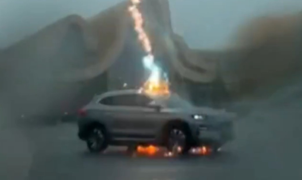 Vozač prošao bez povreda: Grom tri puta udario u električno vozilo VIDEO