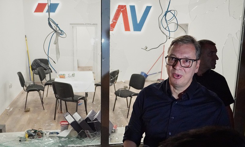 Demolirane prostorije SNS-a: Žandarmerija rastjerala demonstrante, pa se pojavio Vučić