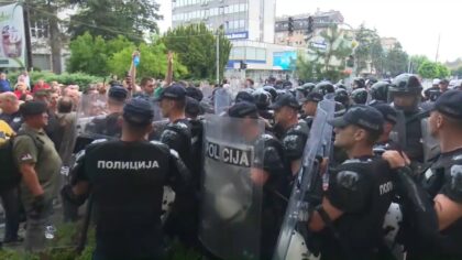 Tenzije u Zaječaru: Građani se guraju sa kordonom policije VIDEO