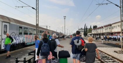 Voz Beograd-Bar zaustavljen u Podgorici: Željezničari u Crnoj Gori traže veće plate