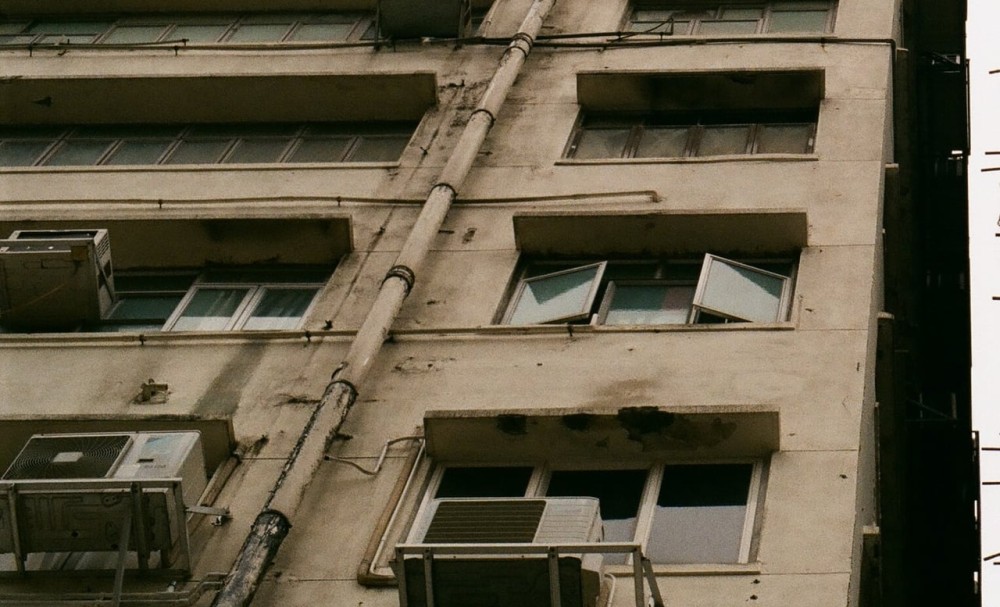 Stanari zgrade u strahu zbog komšinice iz pakla: “Ubijam golim rukama”