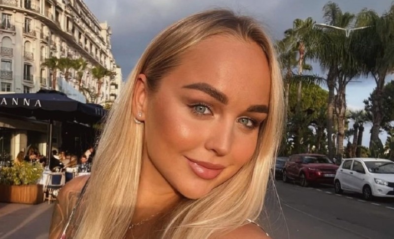 Društvene mreže “gore”: Jedna od najzgodnijih plivačica opalila selfi u tangama FOTO