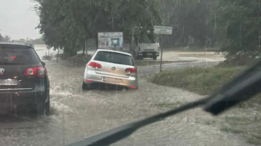 Saobraćajna nesreća u ovom dijelu BiH: Automobil završio u kanalu zbog vode na cesti