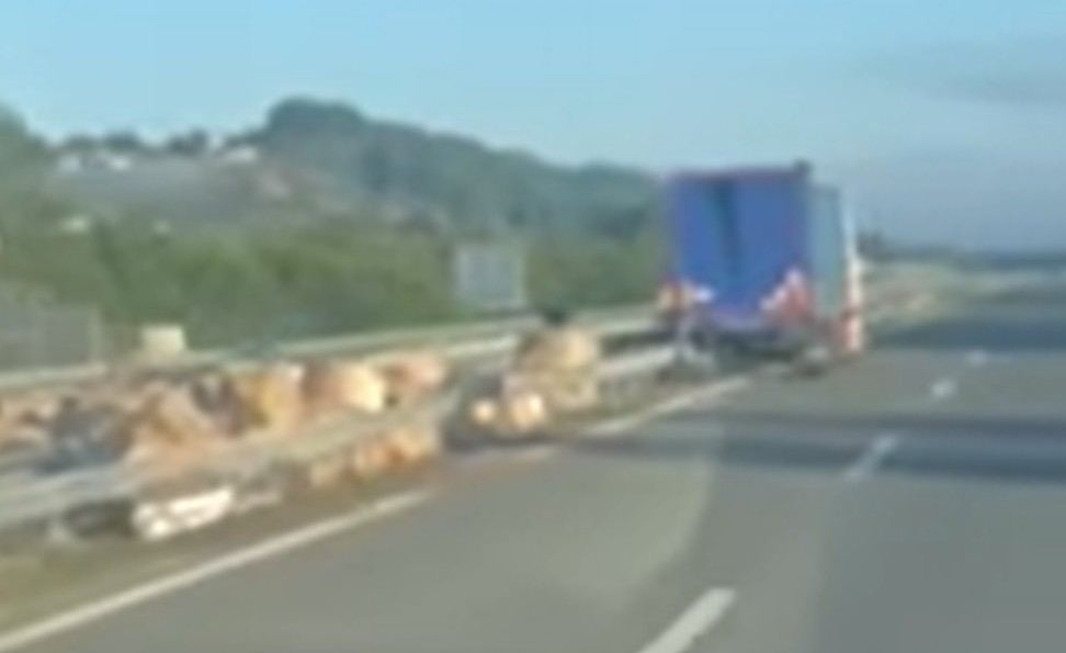 Nesreća na auto-putu 9. januar: Kamion udario u bankinu, prosuo se teret VIDEO