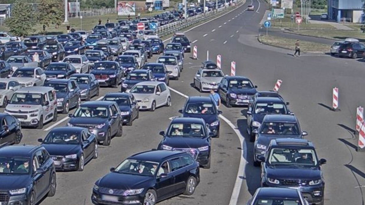 Kolaps na granici Srbije i Hrvatske: Kolona automobila pet kilometara