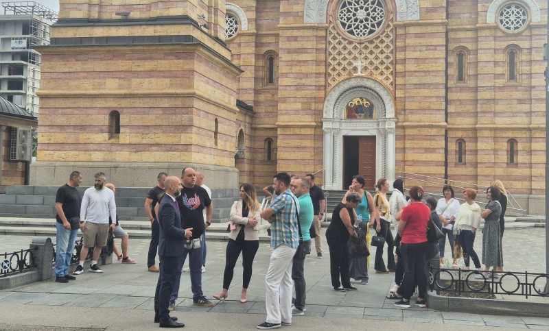 Predstavnici klubova i plivači ispred Gradske uprave: Traže da se o gradskom bazenu raspravlja danas FOTO