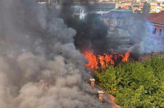 Drama u centru grada: Vatrogasci gase vatru na većem napuštenom objektu