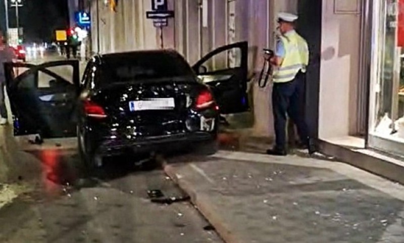 Drama u Bijeljini: Mercedesom se zakucao u ćevabdžinicu, povrijeđen maloljetnik FOTO