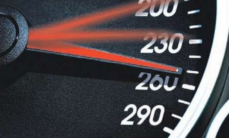 “Mercedes” divlja! Vozio 215 kilometara na čas tamo gdje je dozvoljeno dozvoljeno 130