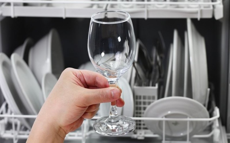 Pomislili ste da je svejedno – e pa nije! Evo zašto ne treba okretati čaše nakon pranja