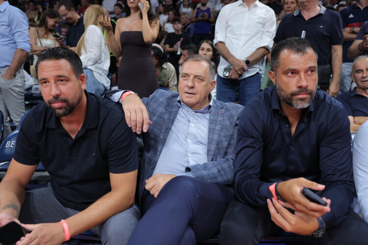 Dodik izviždan u Areni na utakmici Srbije VIDEO