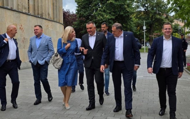 Dodik sa saradnicima u šetnji Banjalukom: Krećemo u dobrom raspoloženju FOTO