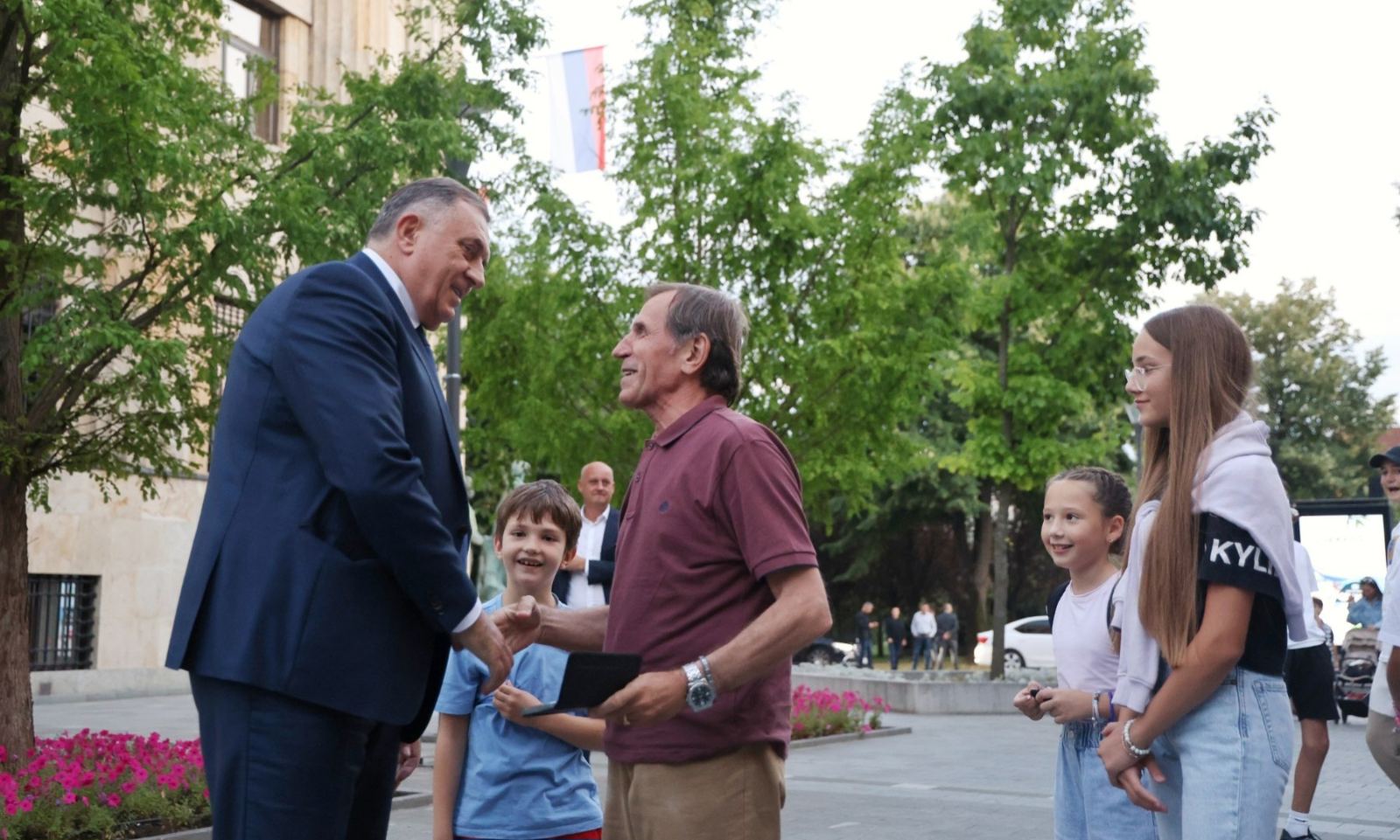 Prije skupštine, šetnja Banjalukom: Dodik otkrio šta je dobio od građana FOTO