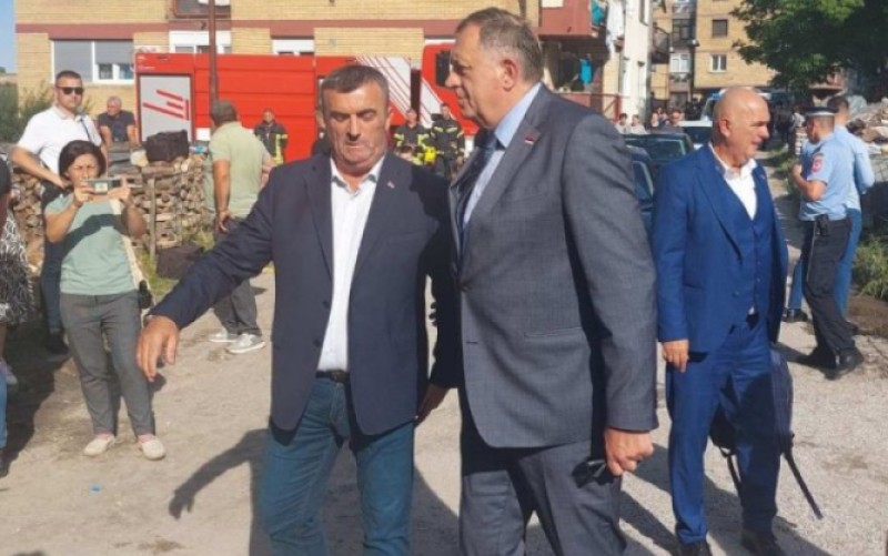 Dodik u Vlasenici: Obišao stambenu zgradu koja je oštećena u požaru FOTO