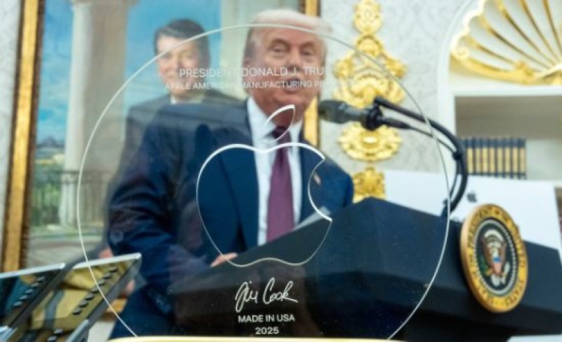 Apple se “dodvorava” Trampu: Mirovna ponuda od 100 milijardi i poklon od zlata VIDEO