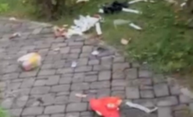 O svemu je obaviještena policija: Dvorište gradonačelnika tokom noći zasuto smećem