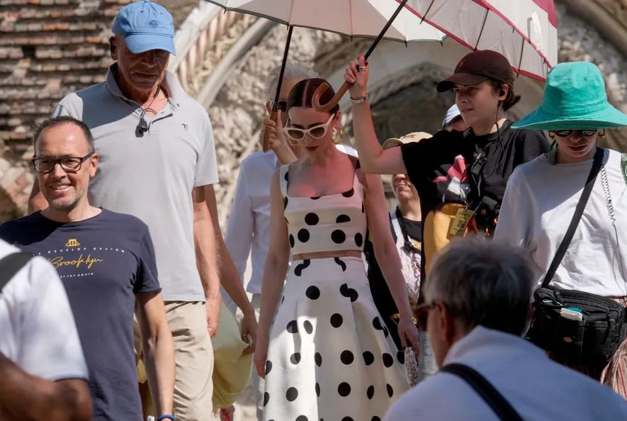 Smrt na setu zaustavila snimanje serije “Emili u Parizu”